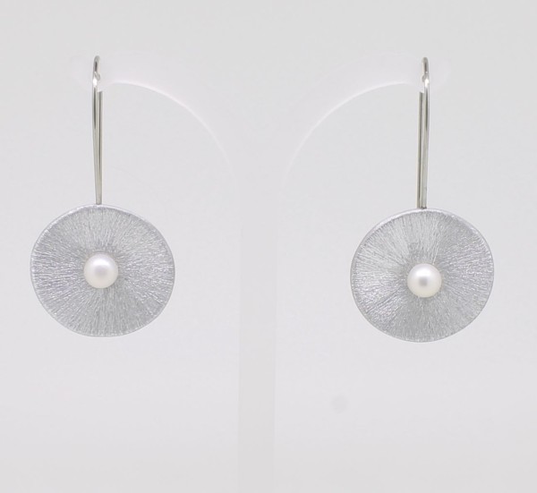 Design-Ohrschmuck, Kreis mit Perle